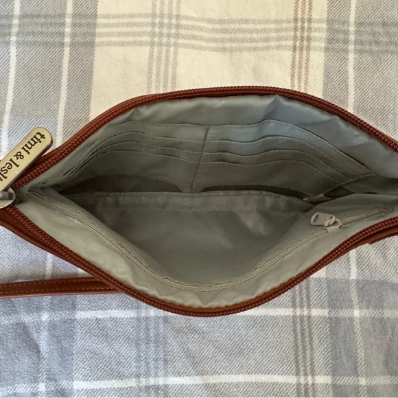 Elegant Tan Leather Shoulder Bag - Picture 6 of 7